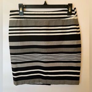 BANANA REPUBLIC BLACK GREY AND WHITE STRAIGHT LINED SKIRT
